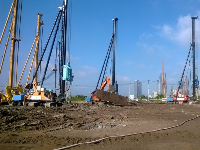 Thiết kế cần đồng thời xem xét địa chất, mục tiêu xử lý, đặc tính vùng đất gia cố, sơ đồ bố trí, cấp phối và khả năng làm việc của toàn hệ nền–trụ